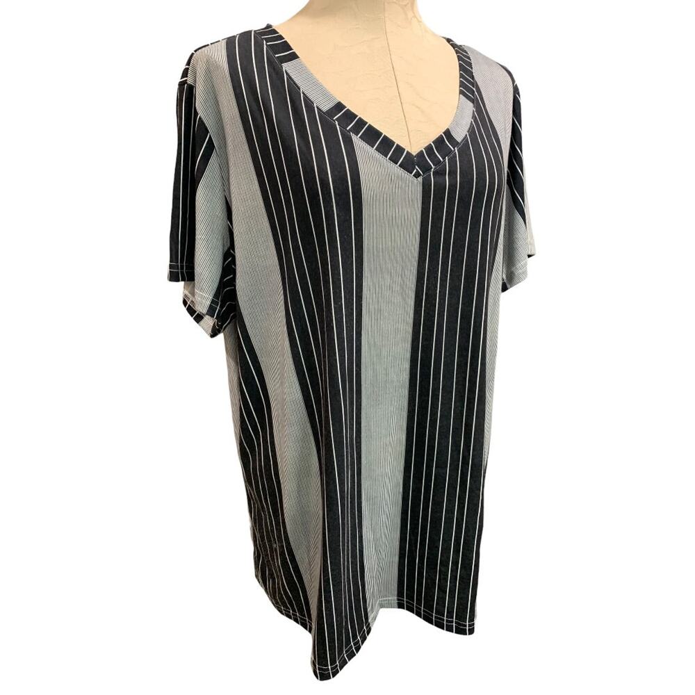 2XL Womens V-Neck Tshirt Vertical Stripe Black White